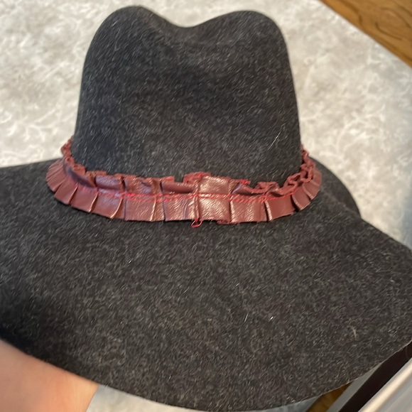 Wool hat with brown leather band - Picture 3 of 4